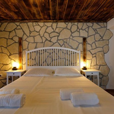 Rustic Apartment Evelin Krk Town Exterior photo
