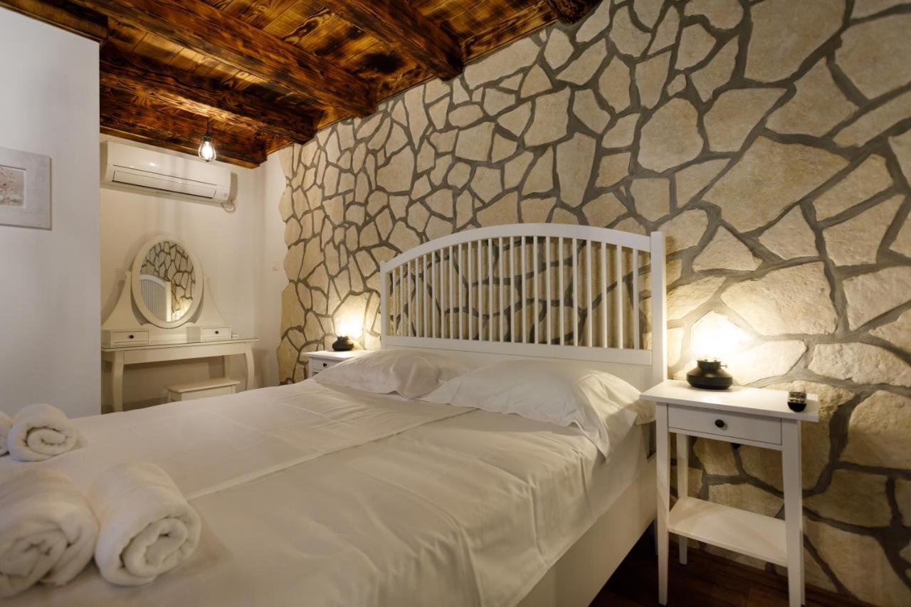 Rustic Apartment Evelin Krk Town Exterior photo