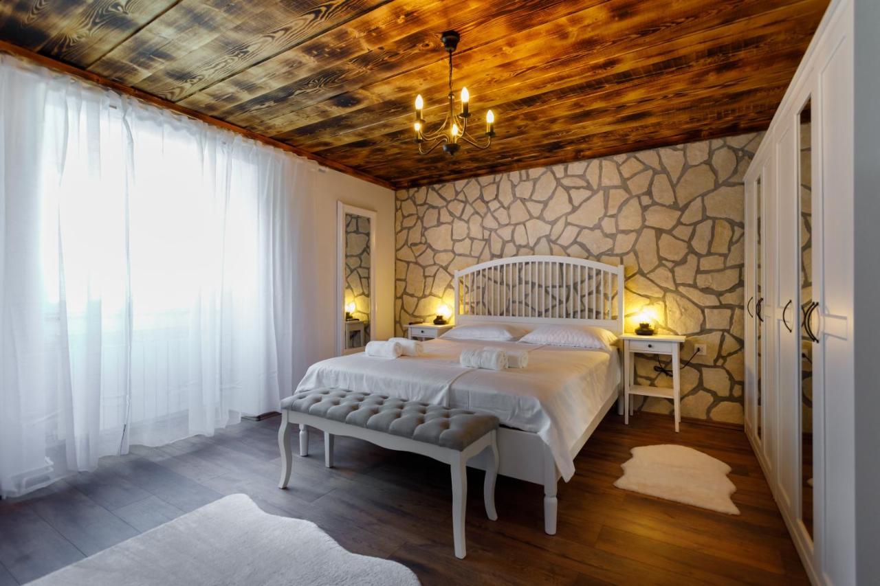 Rustic Apartment Evelin Krk Town Exterior photo
